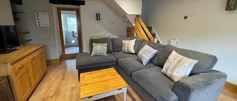 Cottage | Coin séjour | Télévision, cheminée