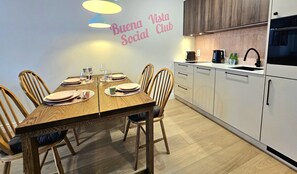 Apartamento Confort, balcón | Cocina privada | Frigorífico, microondas, horno y placa de cocina