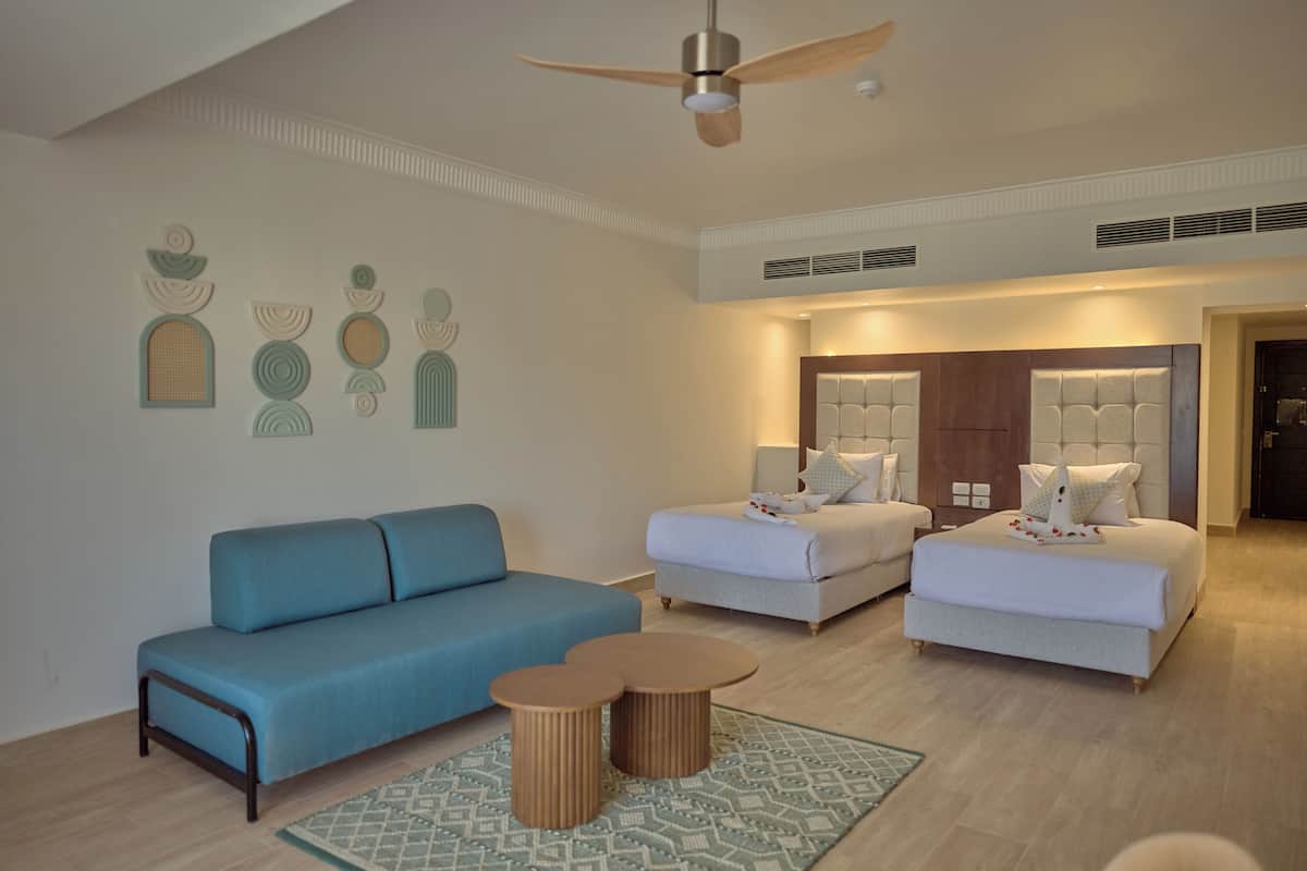 Cortinas blackout, wifi gratis y ropa de cama