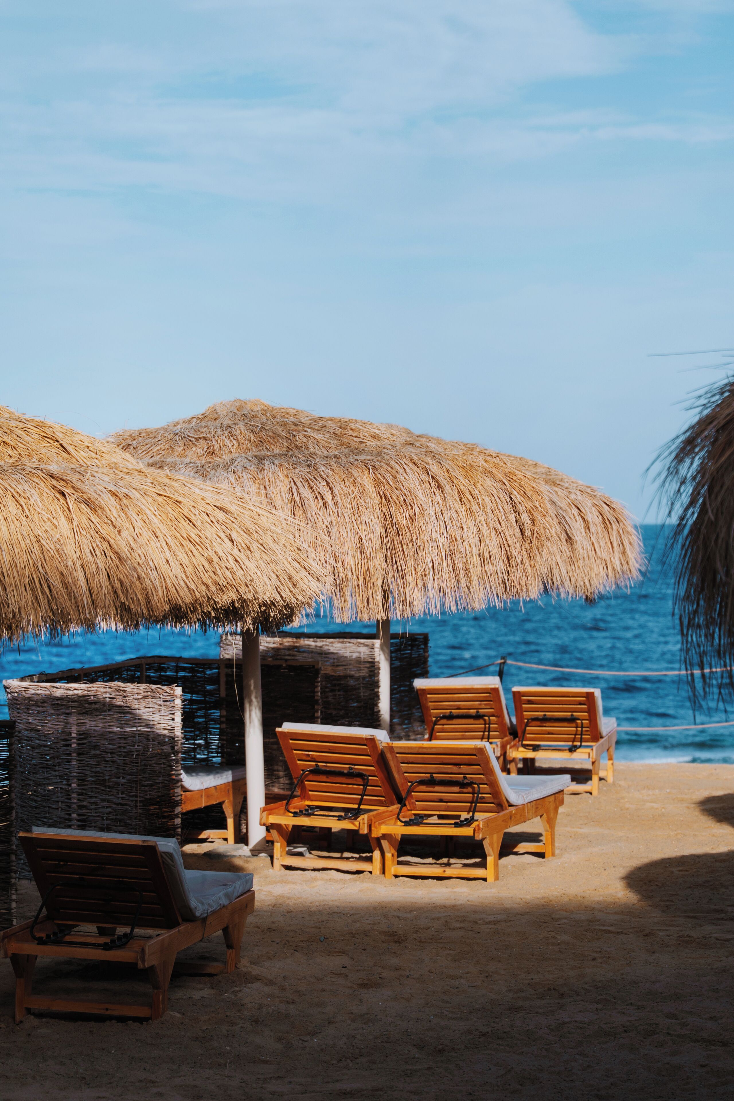 Plage privée, chaises longues, parasols, beach-volley