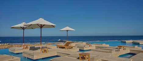 5 AuĂenpools, Sonnenschirme, LiegestĂŒhle