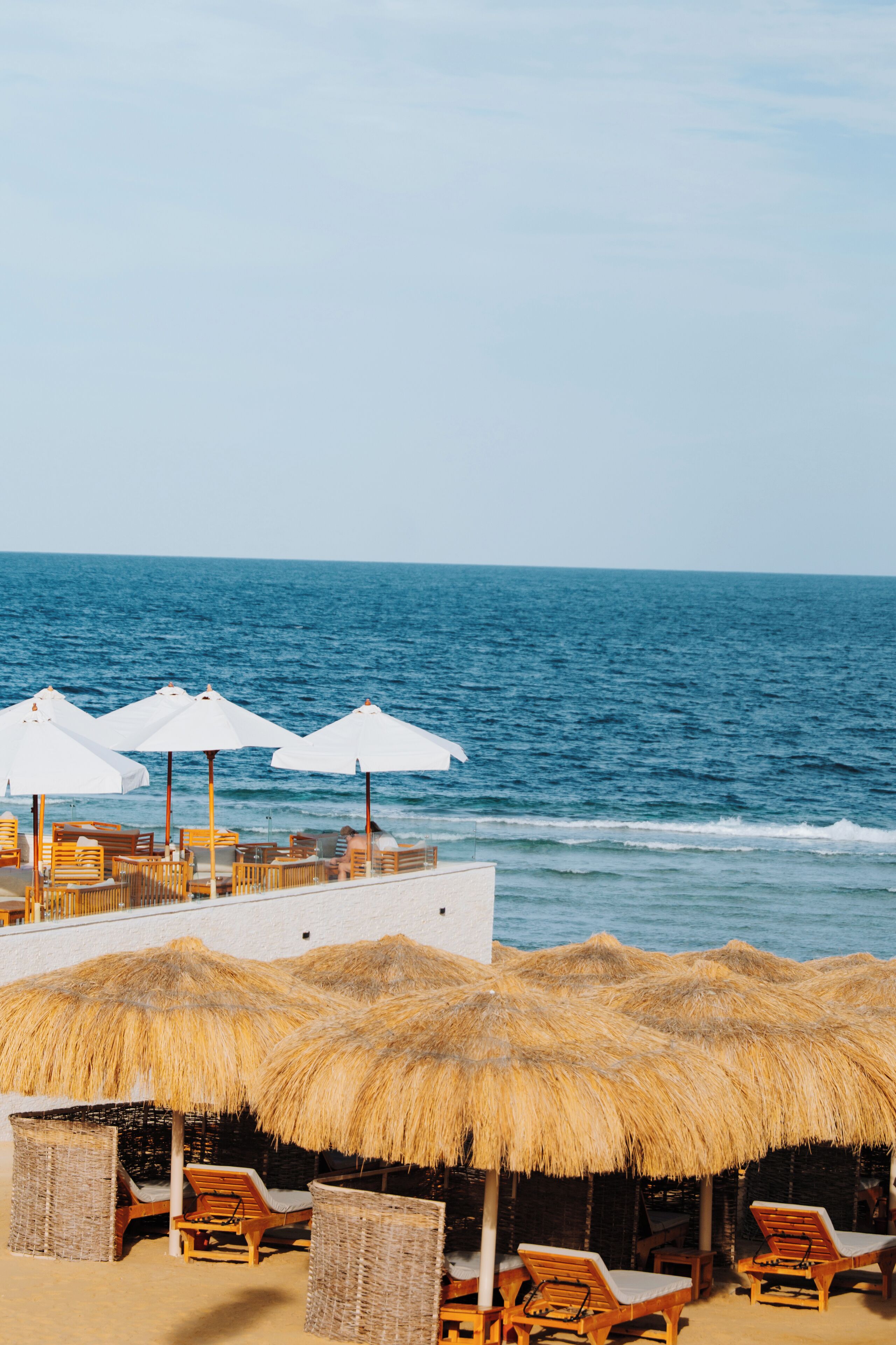 Plage privée, chaises longues, parasols, beach-volley