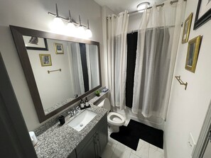 Secador de cabelo, toalhas de banho, sabonete, papel higiênico