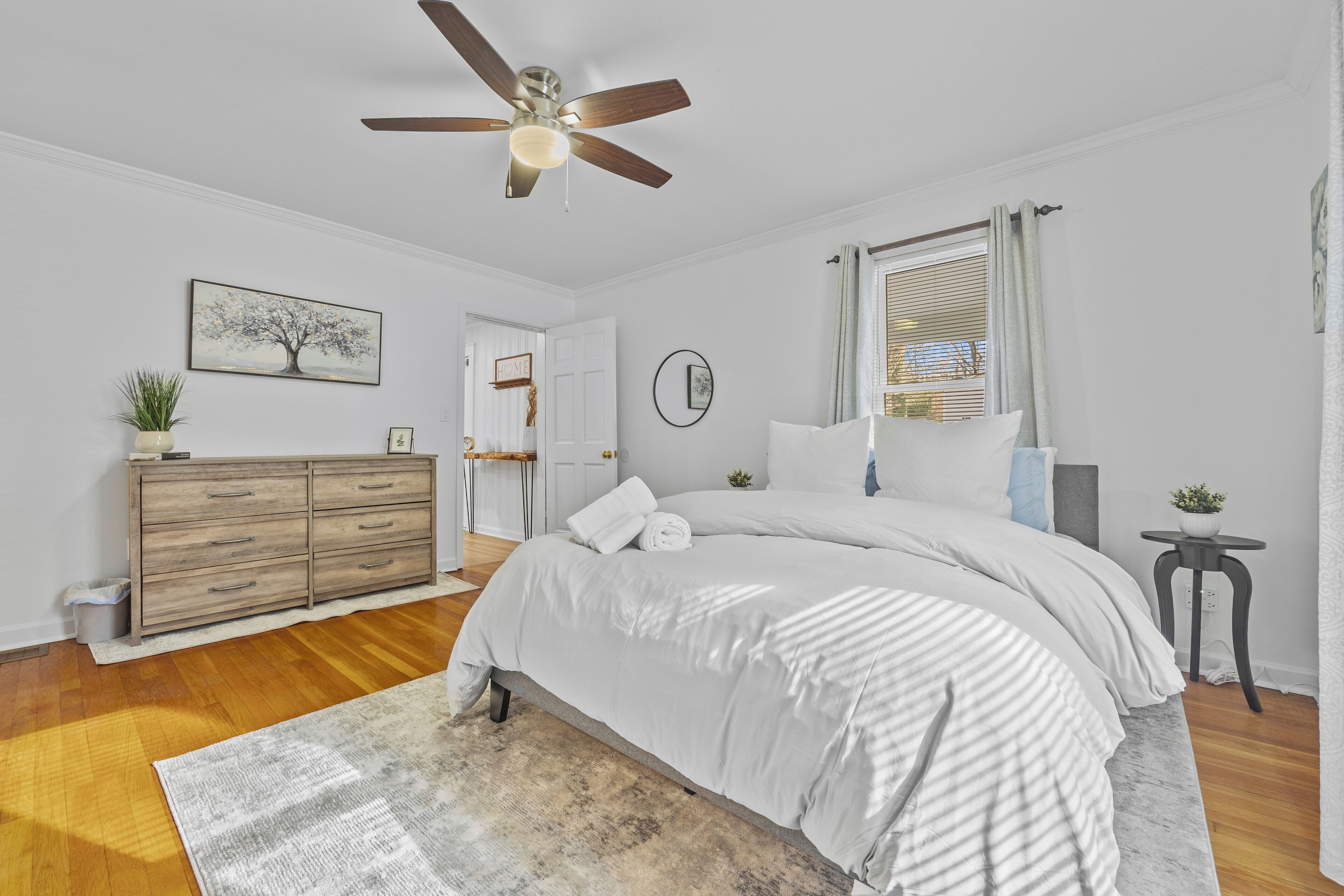 3 bedrooms, desk, iron/ironing board, free WiFi