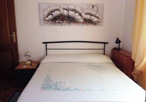 2 bedrooms, iron/ironing board, bed sheets