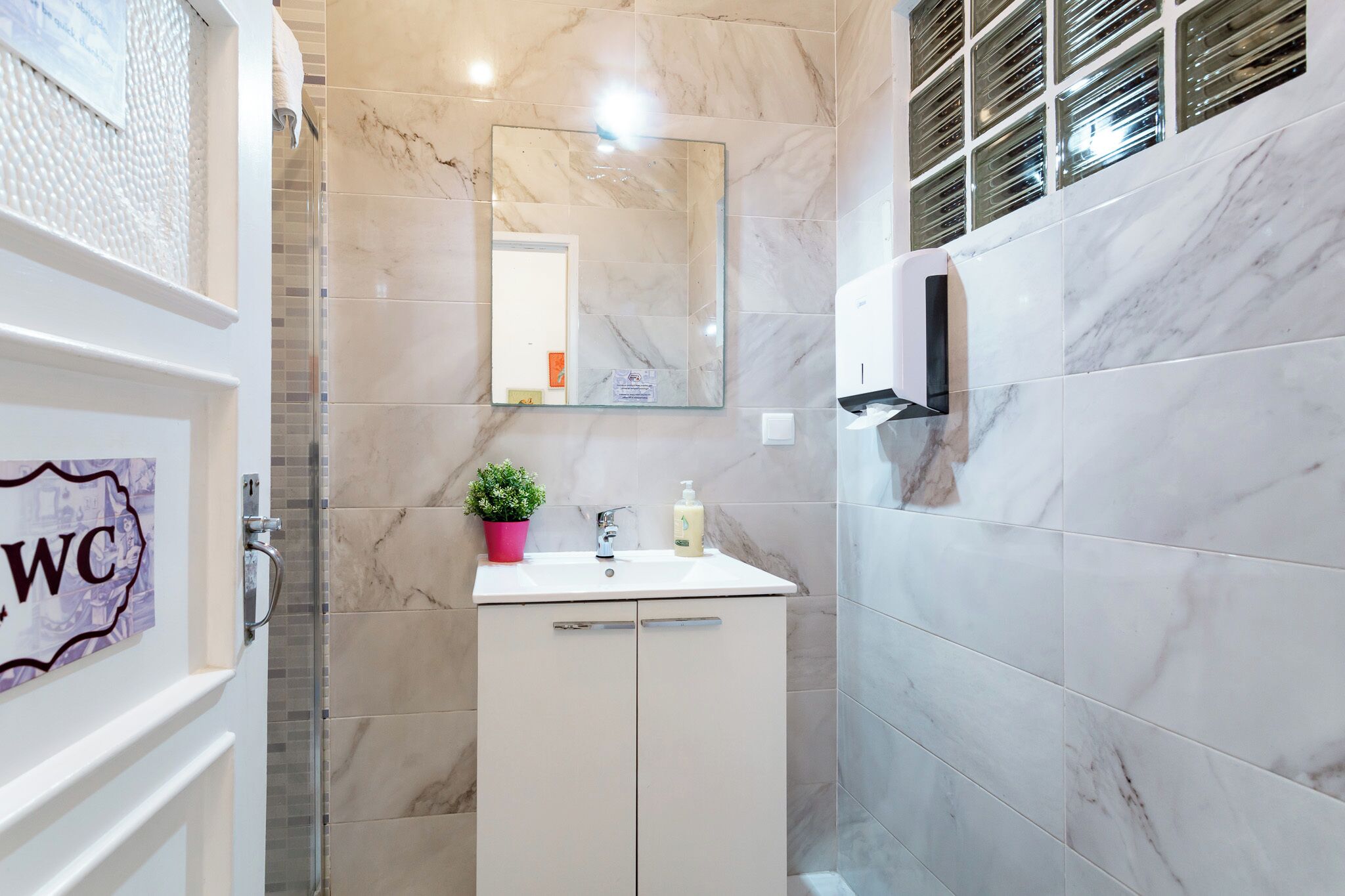 Basic Single Room, City View | Bathroom | Towels, toilet paper