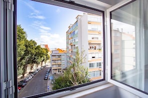 Habitación económica con 2 camas individuales, vista a la ciudad | Wifi gratis