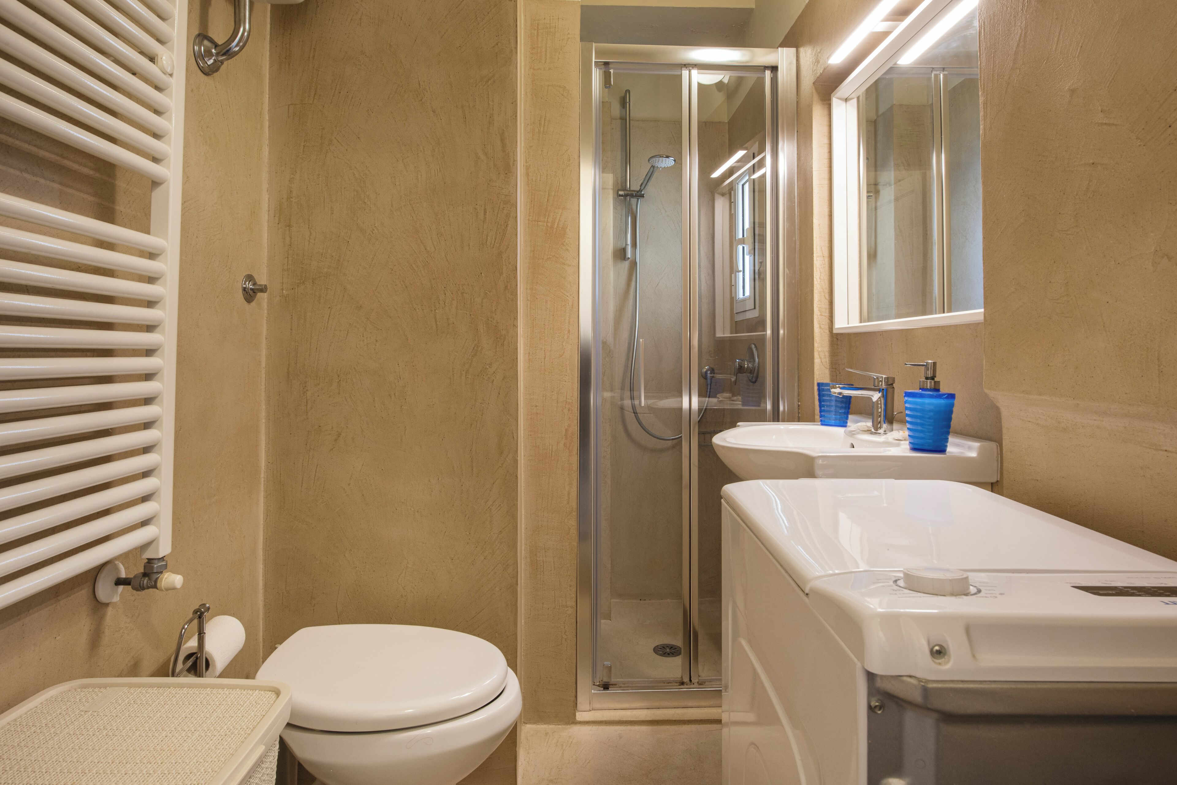 Appartamento Classic | Bagno | Doccia, set di cortesia gratuito, asciugacapelli, asciugamani
