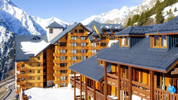 A wooden chalet-style hotel with multiple balconies and a mountain backdrop. - 200m from ski slopes, fitness, balcony, parking, tv, ski locker, 42m², Les 2 Alpes (Les Deux Alpes)
