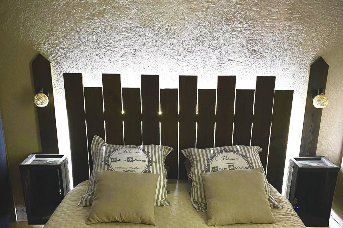 Deluxe Apartment | Blackout curtains, iron/ironing board, free WiFi