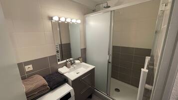 Deluxe Apartment | Bathroom