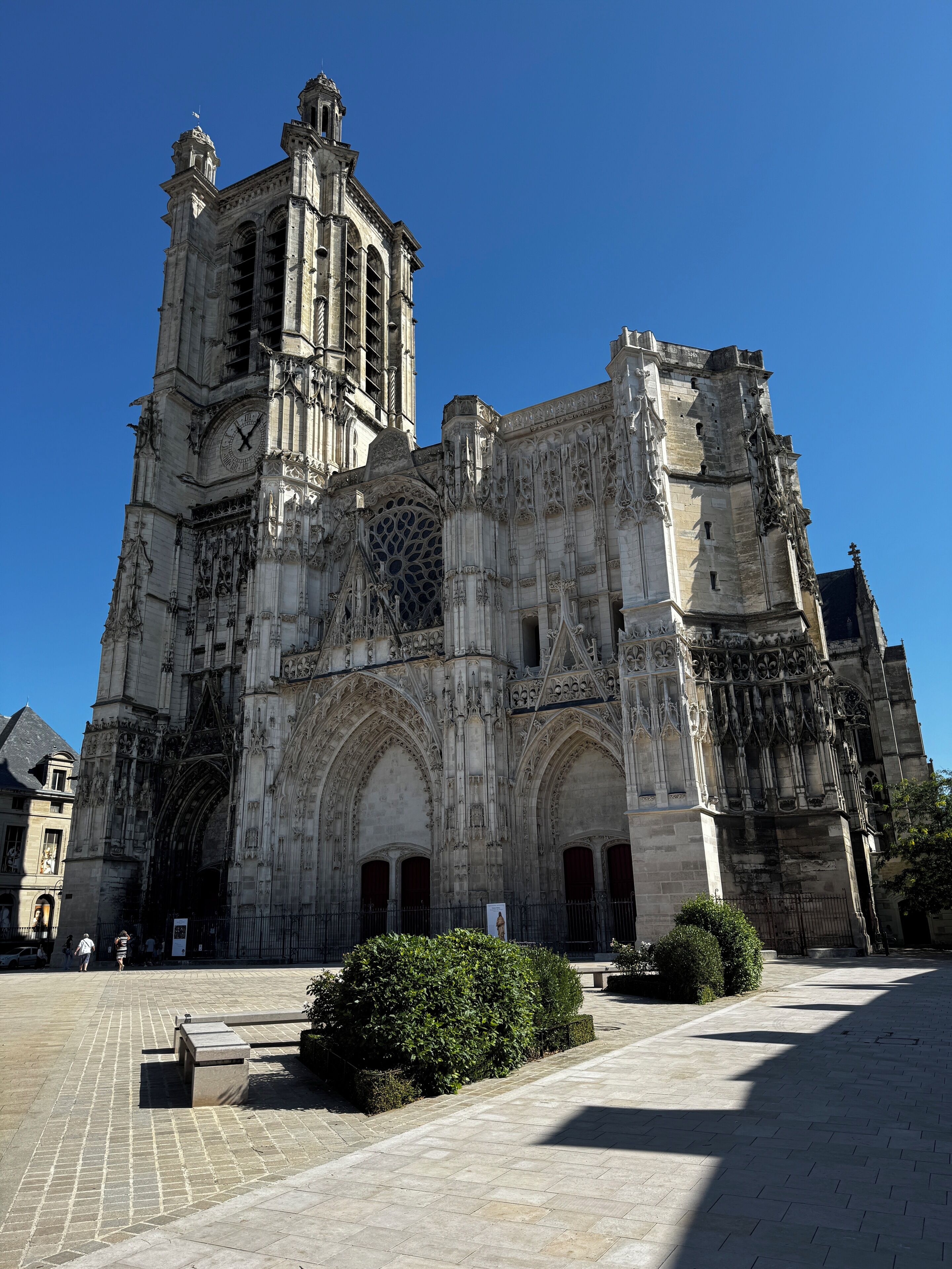 Een historische kathedraal met gedetailleerde gotische architectuur, herkenbaar aan hoge torens en verfijnd metselwerk.