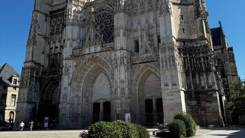 Een historische kathedraal met gedetailleerde gotische architectuur, herkenbaar aan hoge torens en verfijnd metselwerk.