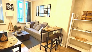 Deluxe Apartment | Ruang tamu | TV 