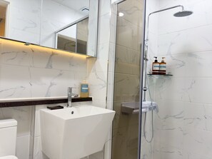 Douche, sèche-cheveux, bidet, serviettes fournies