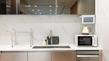 Geladeira, micro-ondas, cooktop, lava-louças