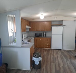 Microwave, oven, stovetop - Room in mobile home with WiFi, AC, free washer & dryer. 5 miles from Blue Oval (Stanton)