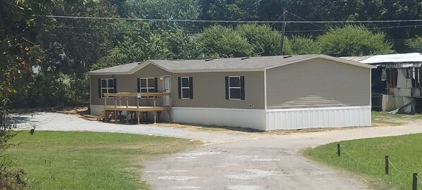 Exterior - Room in mobile home with WiFi, AC, free washer & dryer. 5 miles from Blue Oval (Stanton)