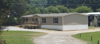 Room in mobile home with WiFi, AC, free washer & dryer. 5 miles from Blue Oval