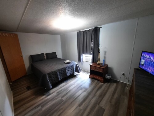 Room in mobile home with WiFi, AC, free washer & dryer. 5 miles from Blue Oval