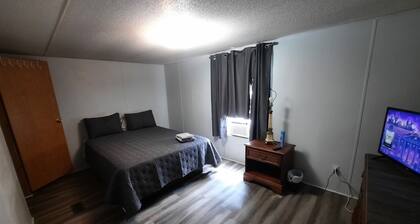 Room in mobile home with WiFi, AC, free washer & dryer. 5 miles from Blue Oval