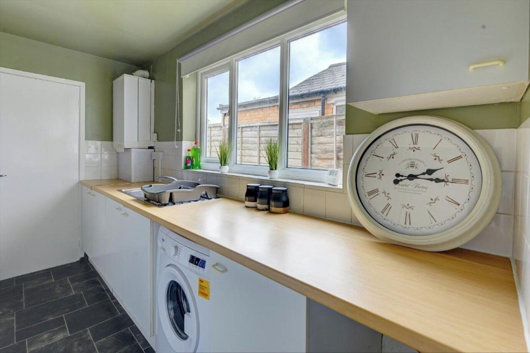 House | Private kitchen | Fridge, microwave, oven, stovetop