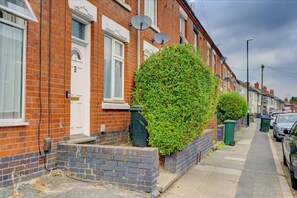 Exterior - Central - 2br House - Free Parking - Garden (Coventry)
