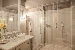 Dusche, Whirlpool, kostenlose Toilettenartikel, Haartrockner