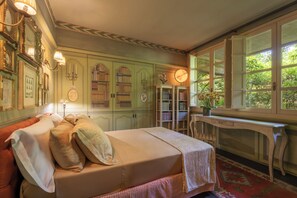 5 bedrooms, iron/ironing board, WiFi, bed sheets