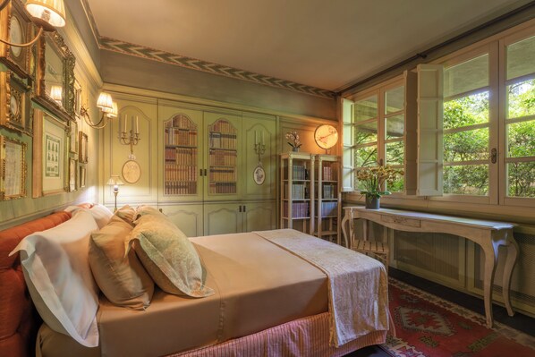 5 bedrooms, iron/ironing board, WiFi, bed sheets