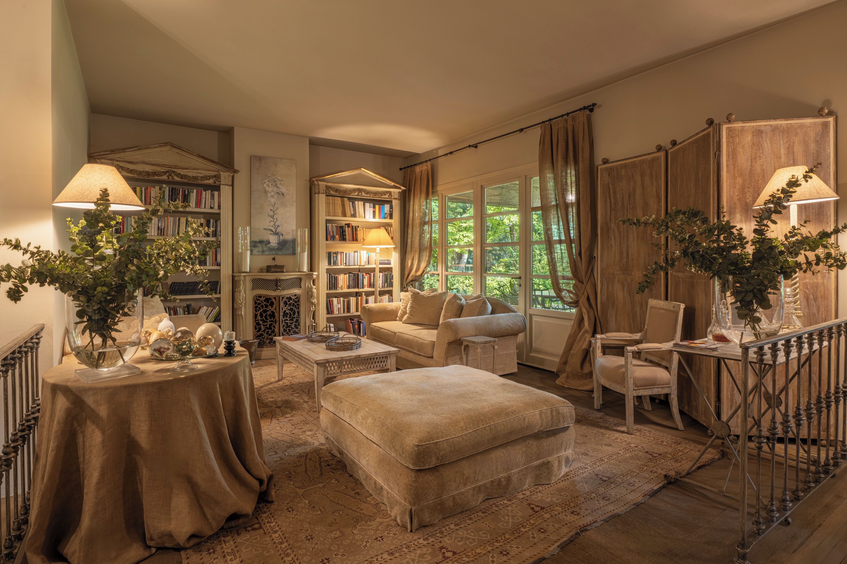 Smart-TV, Bücher, Stereoanlage