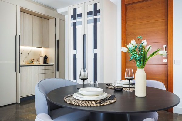 Apartamento de lujo, balcón, vistas a la ciudad | Cocina privada | Frigorífico pequeño, microondas, placa de cocina y hervidor eléctrico