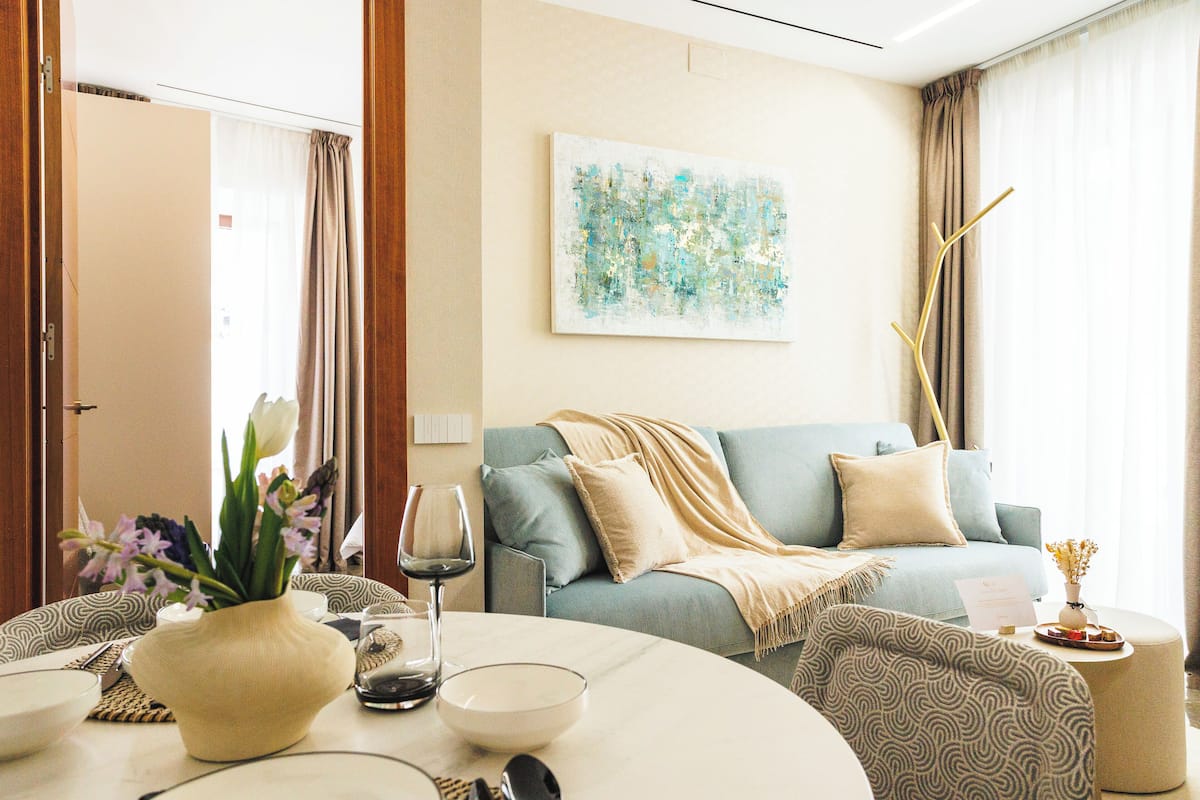 Suite de lujo, balcón, vistas a la ciudad | Espacio para trabajar con un portátil y sistema de insonorización