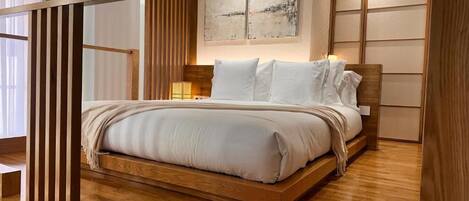 Deluxe Studio | Laptop workspace, soundproofing, free WiFi