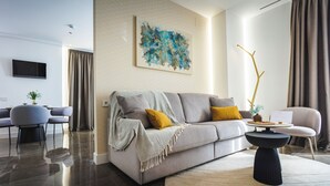 Phòng Suite Cao cấp, ban công, quang cảnh thành phố | Khu phòng khách | TV màn hình phẳng
