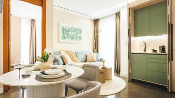 Luxe appartement, balkon, uitzicht op de stad | Woonruimte | Flatscreentelevisie