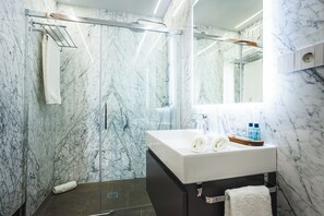 Luxe suite, balkon, uitzicht op stad | Badkamer | Een douche, een haardroger, badjassen, handdoeken