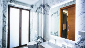 Luxe appartement, balkon, uitzicht op de stad | Badkamer | Een douche, een haardroger, badjassen, handdoeken