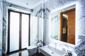 奢華公寓, 露台, 城市景 | 浴室 | 淋浴設備、風筒、浴袍、提供�毛巾