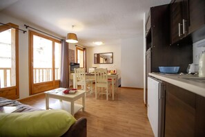 Fridge, microwave, dishwasher, coffee/tea maker