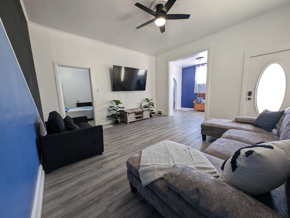 6 عدّة غرف نوم ومكواة/لوح كي وواي فاي وملاءات أسرّة