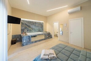 Habitación Deluxe, balcón, vista al patio | Cortinas blackout, tabla de planchar con plancha y wifi gratis 