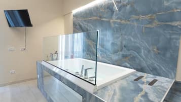 Habitación Deluxe, balcón, vista al patio | Tina de hidromasaje privada