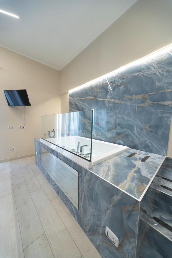 Deluxe Room, Balcony, Courtyard View | Private spa tub