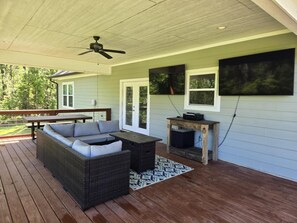 Terrace/patio - Beautiful lake home in heart of Rayburn Country! (Brookeland)