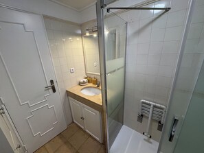 Hair dryer, bidet, towels, soap - Magnificent apartment in the city center (Lisboa)