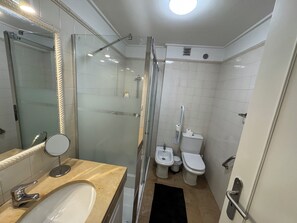 Sèche-cheveux, bidet, serviettes fournies, savon