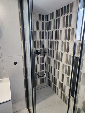 Hårtork, handdukar, tvål och toalettpapper