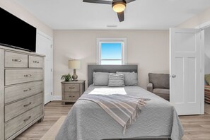 4 bedrooms, iron/ironing board, internet, bed sheets - Feels Like Home: Great Views and Easy Beach Access (Oak Island)