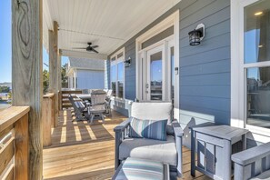 Outdoor dining - Feels Like Home: Great Views and Easy Beach Access (Oak Island)